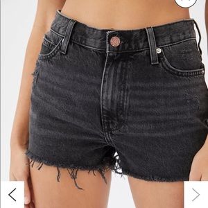 BDG Girlfriend High-Waisted Denim Short – Black Denim